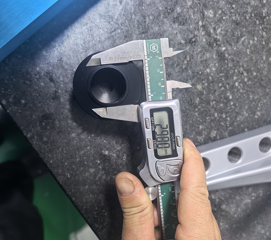 QC is check parts for wheel alignment clamp QC è parti di controllo per il morsetto di allineamento delle ruote