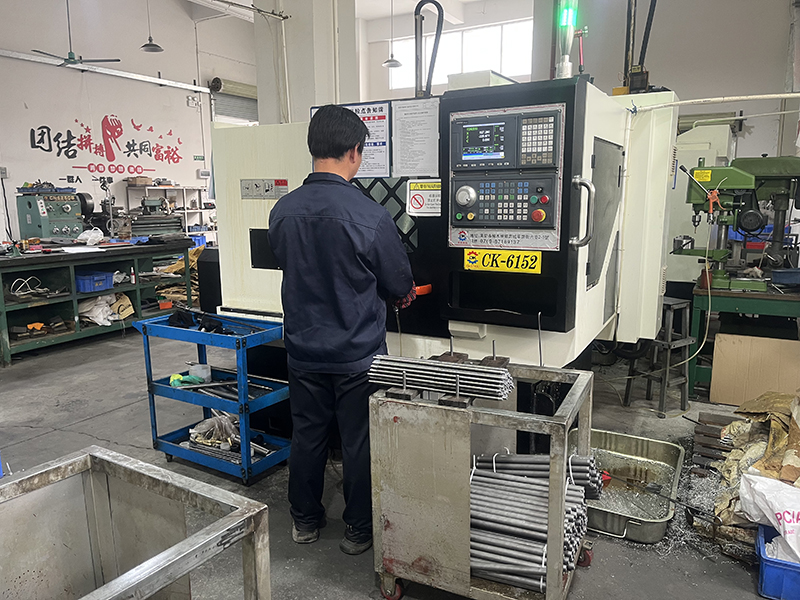 CNC machine for wheel alignment clamp Macchina a CNC per morsetto di allineamento delle ruote